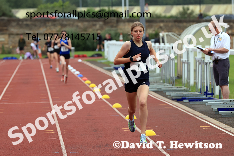 Girls 800 metres, 2025 Northumberland Schools Track and Fields, Wentworth, Hexham. Photo: David T. Hewitson/Sports for All Pics
